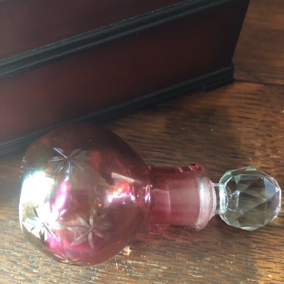 Antique Perfume Bottle made with Cranberry glass with carve florets and beveled - Picture 2 of 6